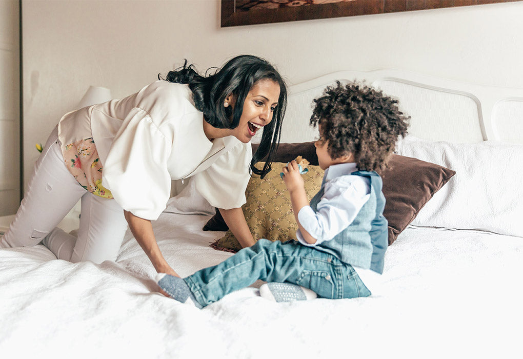 Med Air Solutions 400 woman playing with child amongst pillows
